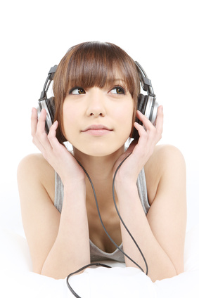 音楽を聴く女性